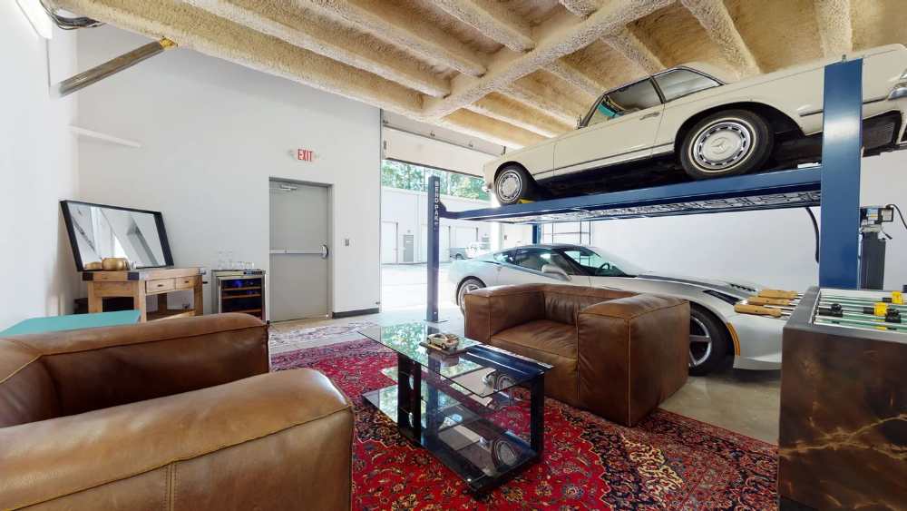 Private storage garage bay